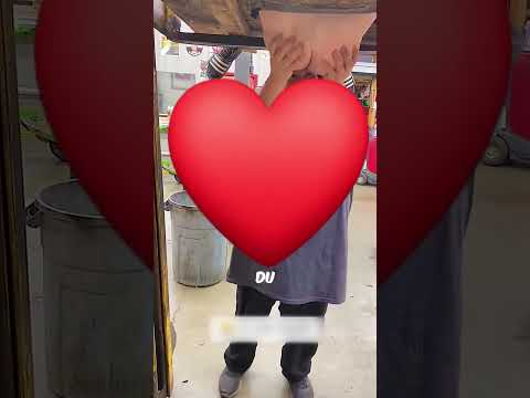 A coisa mais estranha pendurada no teto 😱