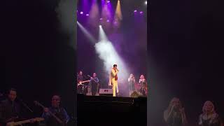 Shawn Klush me invita al escenario.