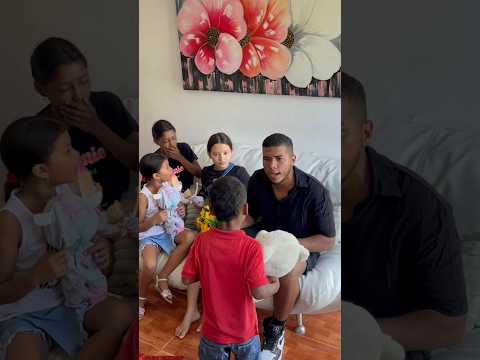 Niño Enamora A Charlotte Con Regalos 😱
