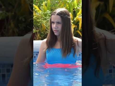 Descubre que su Novia tiene una hermana Gemela en la Piscina Pública