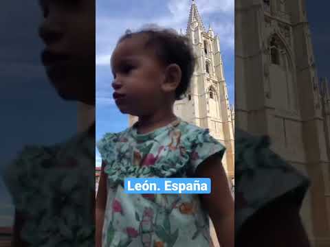 Rosalía te esperamos por León.  @ROSALÍA @Romeo Santos #pañuelo