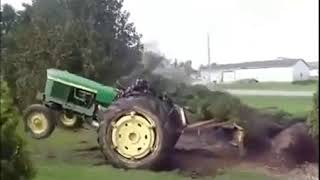 Typ auf Traktor peitscht sich selbst mit Baum #DeutscheMemes