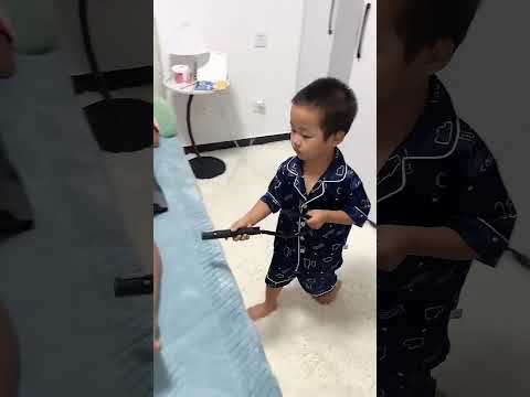 儿子太逗了，为了玩手机太损了 ！#爸爸带娃 #cute baby#baby#萌娃#搞笑日常 #人类幼崽#小米宝