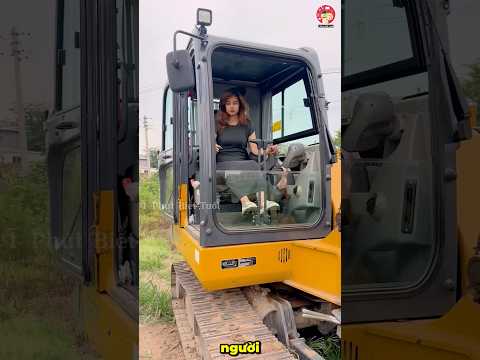 Bạn bè thách cô gái điều khiển bánh xe máy xúc bật lửa