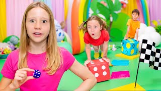 Nastya và những người bạn đang chơi một trò chơi cờ khổng lồ