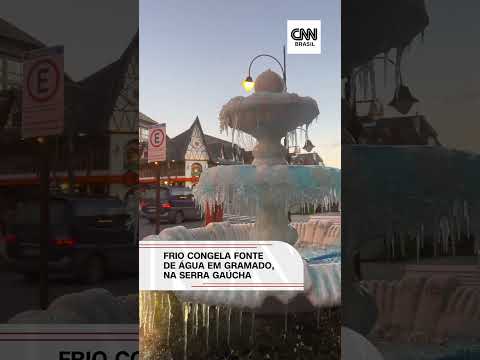 ​Frio congela fonte de água em Gramado, na Serra Gaúcha