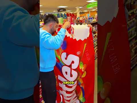 Questo ragazzo ha creato il pacchetto di Skittles più grande del mondo 😲