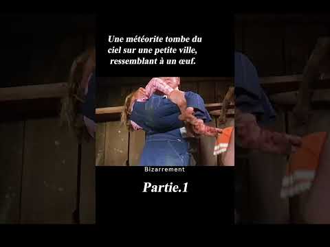 Une météorite tombe du ciel sur une petite ville, ressemblant à un œuf.#shorts #film #movie