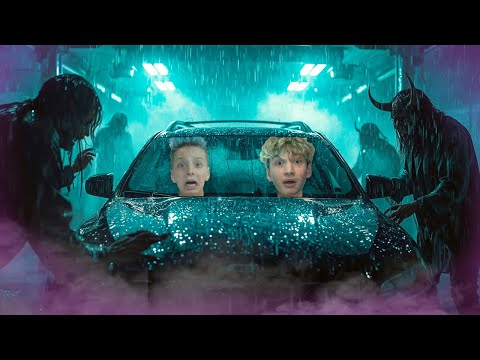 Страшная Мойка в 3 часа ночи ! Спрятались в Машине!