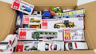 トミカ☆箱いっぱいのはたらくくるまのミニカーを収納します！救急車 ゴミ収集車 バス 緊急車両 建設車両Box full of Tomica minicars. Store more and more!