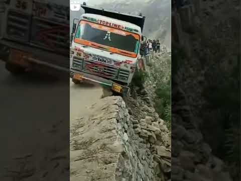 देखते-देखते ट्रक पलटा #shorts #truck