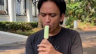 MAKAN ES KRIM PAKE WAFER