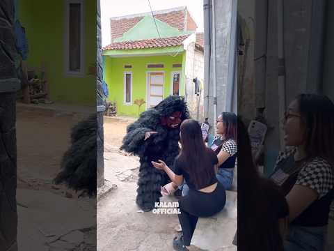Kaget !!! GRANDONG prank kagetin cewek cantik - Pak hansip marah