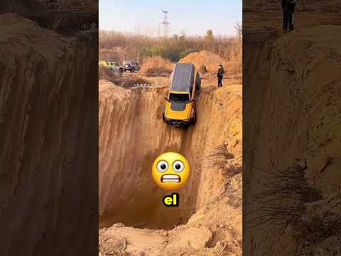 ¡Pensé que el coche se había caído al hoyo... pero mi papá lo salvó! 😱🚗💪