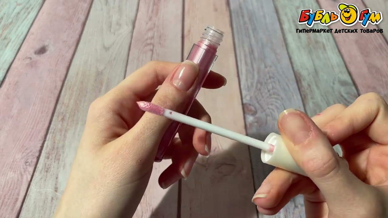 Блеск LUKKY c эффектом перламутровых губ и ароматом малины розовый - видео Блеск LUKKY c эффектом перламутровых губ и ароматом малины розовый - видео
