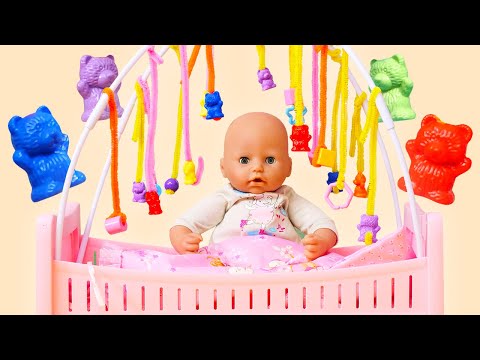 Baby Annabell doll doesn't want to sleep! Hanging toys above the bed for baby dolls. Kids' videos.