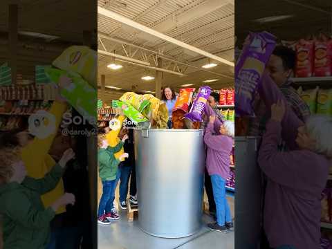 Llenando el Bucket de FRito LaY más gigante del MunDo