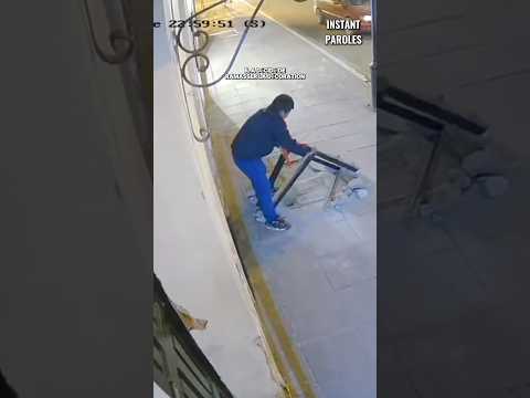 Ce petit garçon ramasse la décoration devant un restaurant puis reçoit une récompense #shorts