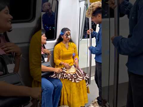 मेट्रो में birthday🥳हो रहा है😱😂#shorts #funny #trending #comedy #shortsfeed #love #prank #viral