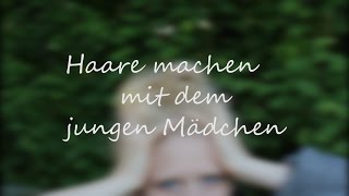 Haare machen mit dem jungen Mädchen