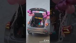 Se jubiló, recorrió las calles en el baúl de un auto y su festejo conquistó a millones en TikTok