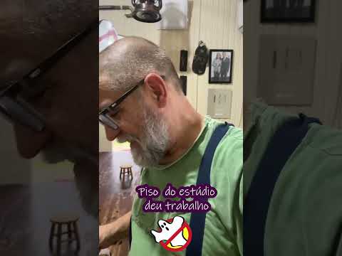 Lixando o piso do Estúdio @cacafantasmasbrasil #joaotocchetto