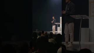 Bevor du urteilst: Lass den Stein fallen