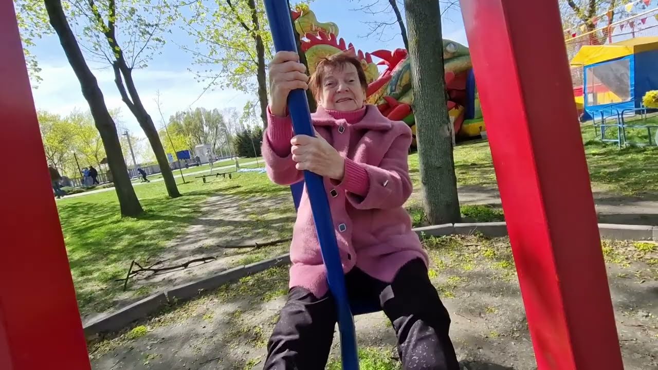 Наелись в супермаркете пошли с мамой гулять. Красоооотаа