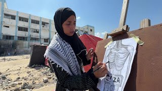 فنانة تشكيلية نازحة جنوب قطاع غزة تستخدم الرماد لرسم لوحات تجسّد الجوع والفقر والدمار