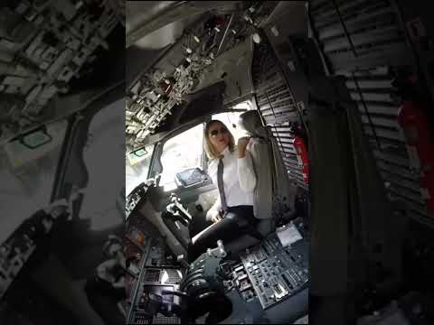 Mamãe piloto na cabine de um Boeing 737
