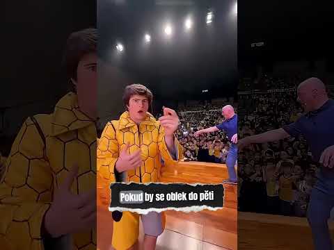 Dav panikaří, když se Spider-Man zasekne ve svém obleku