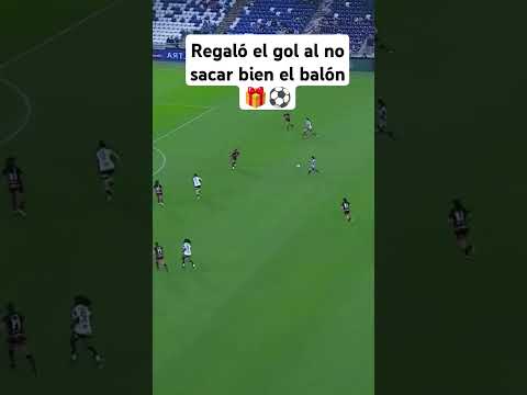 Regaló el gol al no sacar bien el balón