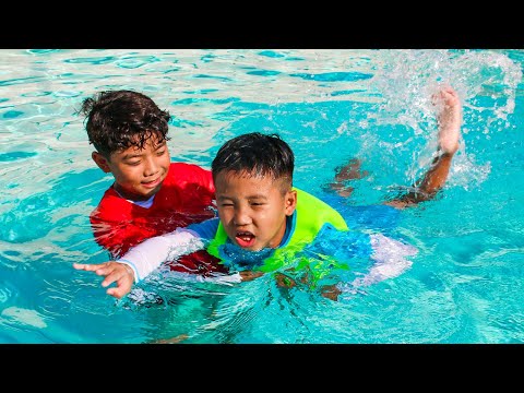 Eric y Kaden aprenden a nadar con un tiburón 🦈💦