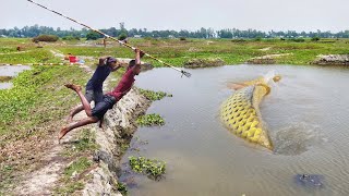 While passing By The Canal, Two Fishermen Caught The Catfish With The Help Of Teta.