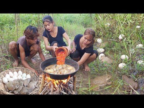 Survival in the rainforest, Catch frog and Pick egg for food, Frog curry tasty with egg for dinner