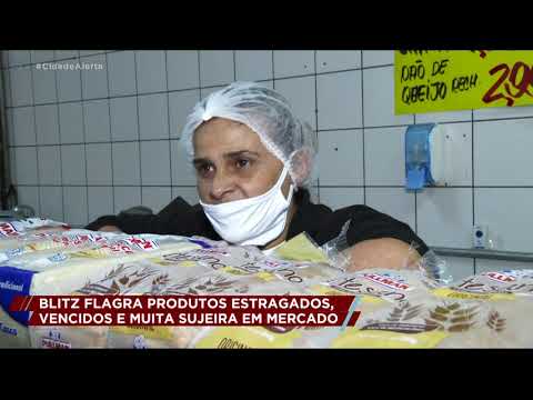 Mercado que vendia produtos vencidos passa por fiscalização