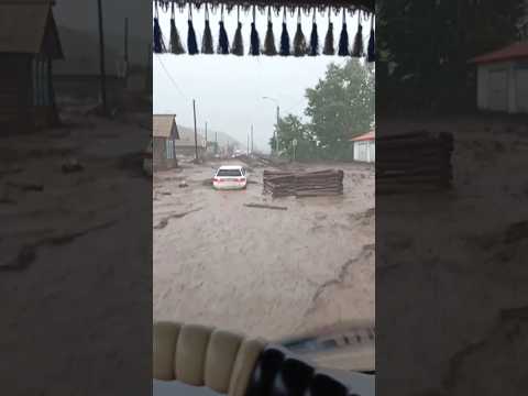 Наводнение на трассе Улан-Удэ - Чита, с. Десятниково снял водитель фуры, как это было. Из-за ливня