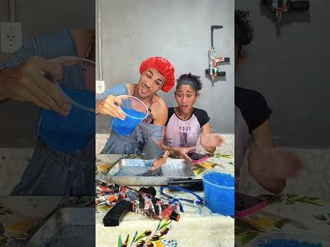como colocar bolinhas de gel na garrafa #humor #comedia #memes #youtubeshorts #family #shorts