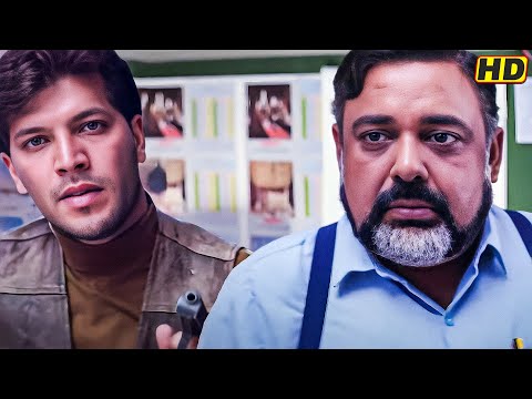 मेरी बात माने के अलावा तुम्हारे पास और कोई रास्ता नही हे..वैसे भी बंदूक में एक गोली ज्यादा हे | Chor