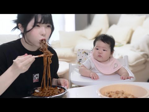 나만 빼고 짜장면 먹는 엄마를 본 신생아의 반응..