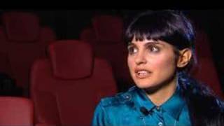 VERÓNICA ECHEGUI INTERRUMPIDA POR LA MÚSICA DE UN PIANO