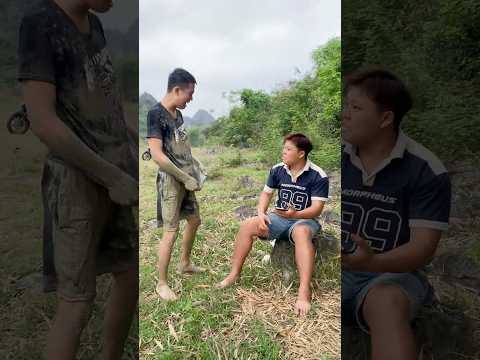 Mẹo Sinh Tồn: Anh Trai Giúp Cậu Bé Giặt Sạch Quần Áo #sinhton #funny #shorts