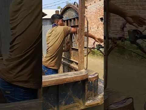 ছেলেটি বারবার মেশিন বন্ধ করে দেয়