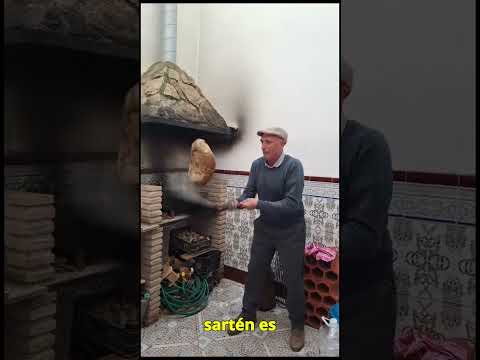 🍳😲 Cómo dar la vuelta a una tortilla de patatas gigante #TortillaDePatatas #CocinaEspañola