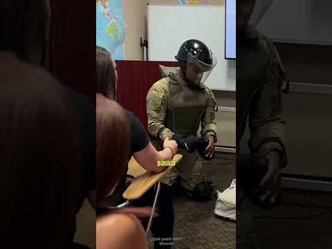 SOLDADOS irrumpen la clase de un PROFESOR por una mochila ??‍?