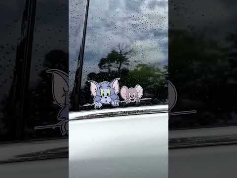 Who would refuse such a cute cat and mouse? Two conspicuous bags are so cute when lying on the c