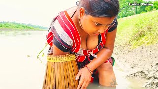 Women Fishing | Unbelievable Fishing Techniques by Village Women | Women Amazing Fishing on River