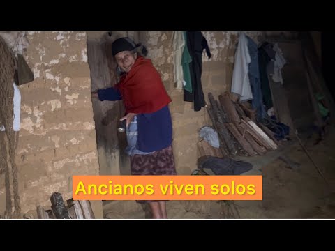 Ancianitos viviendo solos en una Barranca. Cocinan en el suelo y tiene muchas ollas de barro.