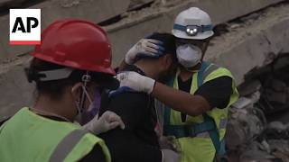 YouTube video thumbnail: Father Finds his Daughter Under Rubble After 11 Days Digging With his Hands in Venezuela