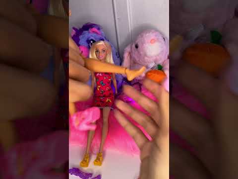 trocando a roupa da minha barbie uvinha